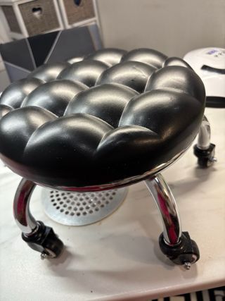 Sgabello girevole nero con ruote