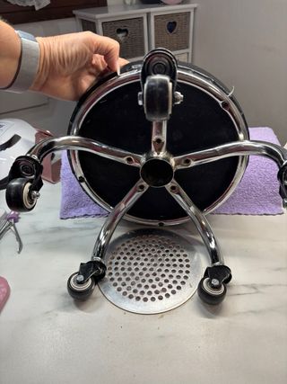 Sgabello girevole nero con ruote