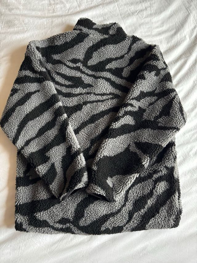 Forro polar gris y negro de Yourturn