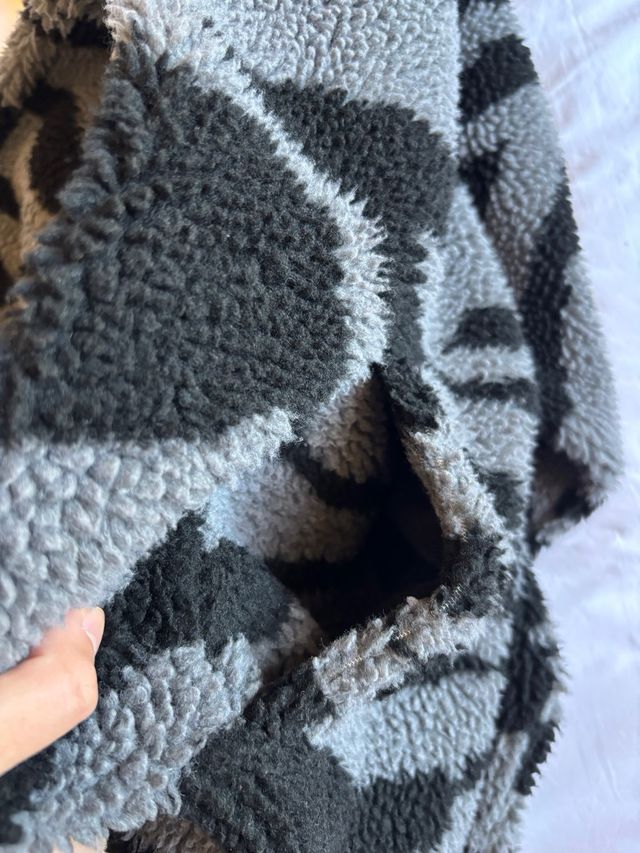 Forro polar gris y negro de Yourturn