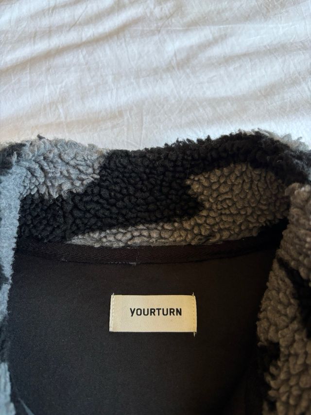 Forro polar gris y negro de Yourturn