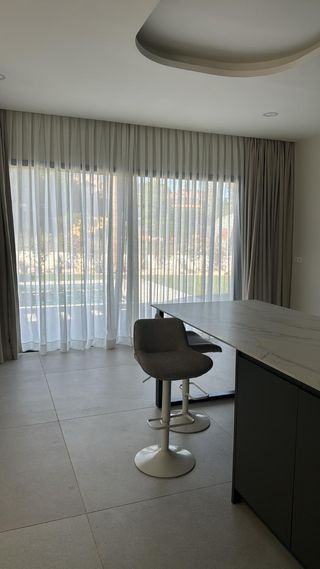 Cortinas beige y blancas