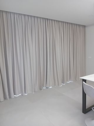 Cortinas beige y blancas