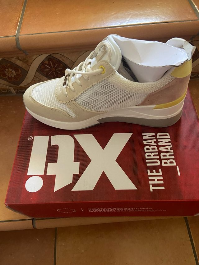 Zapatillas Xti beige y blancas