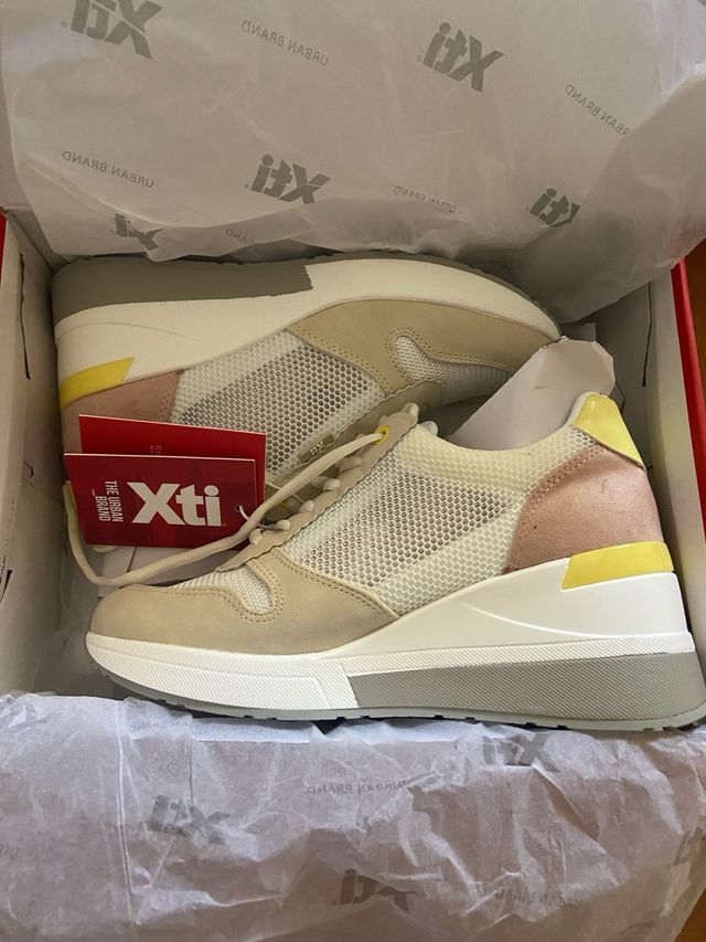 Zapatillas Xti beige y blancas