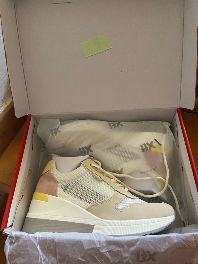 Zapatillas Xti beige y blancas