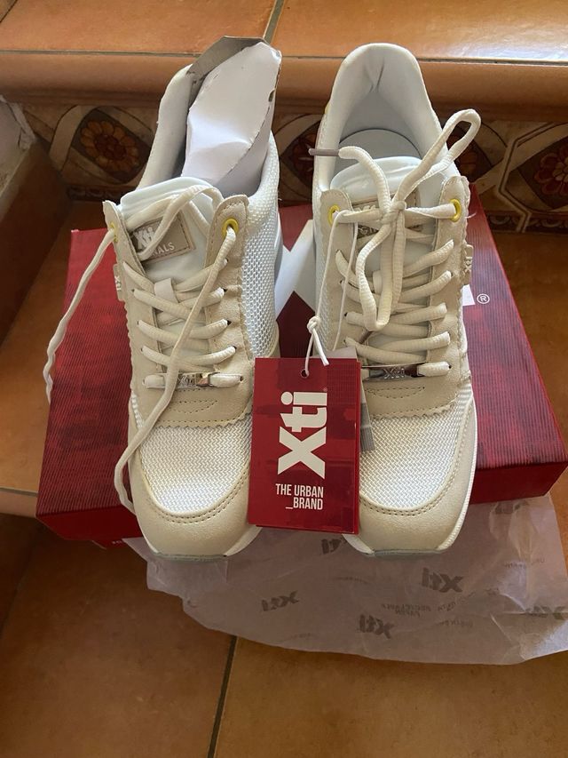 Zapatillas Xti beige y blancas