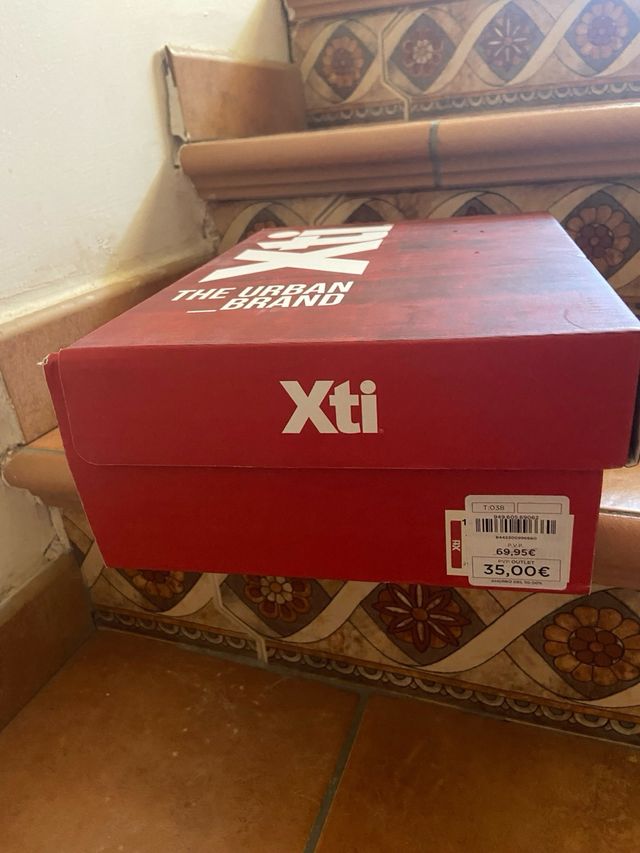 Zapatillas Xti beige y blancas