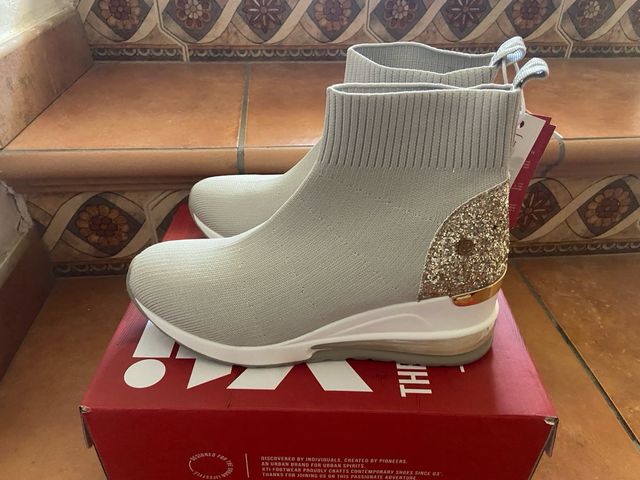 Botines Xti beige con purpurina dorada