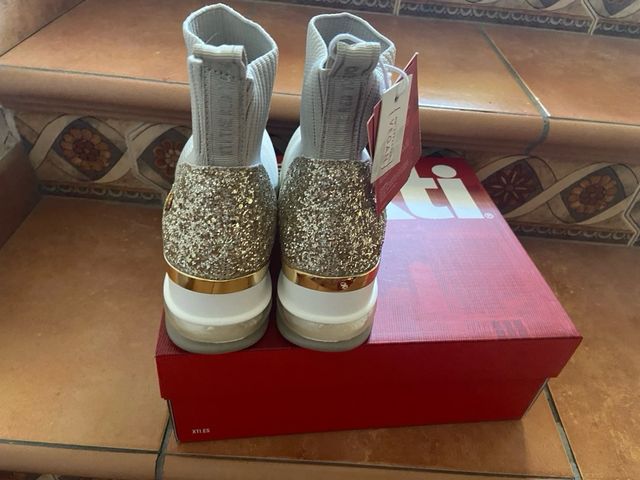 Botines Xti beige con purpurina dorada