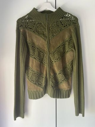 Chaqueta de punto verde con aplucaciones de ante