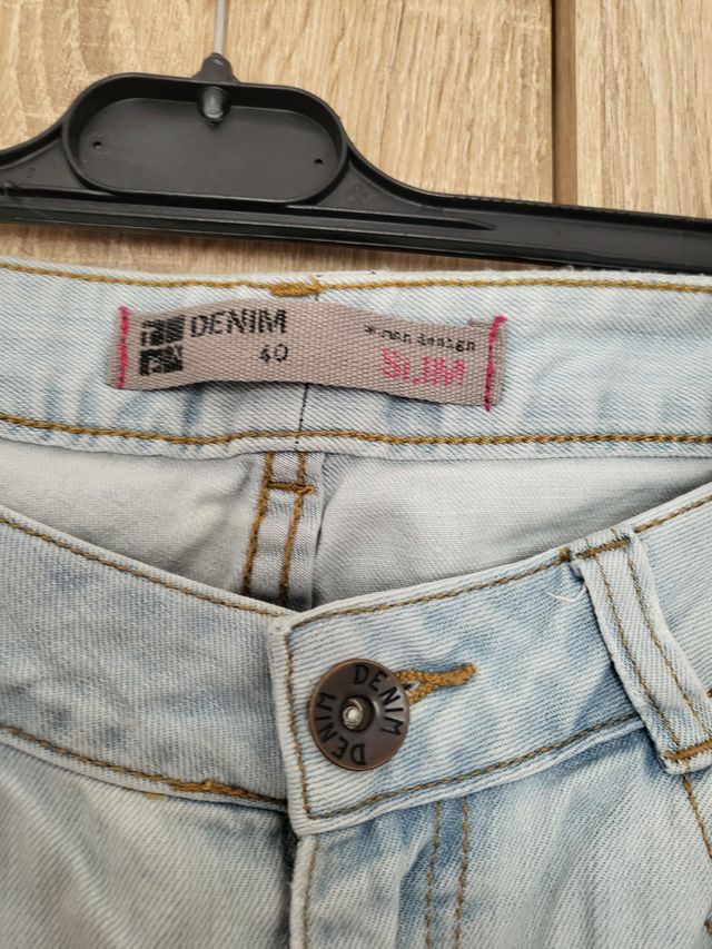 2 pantalones vaqueros: azul y blanco, talla 40