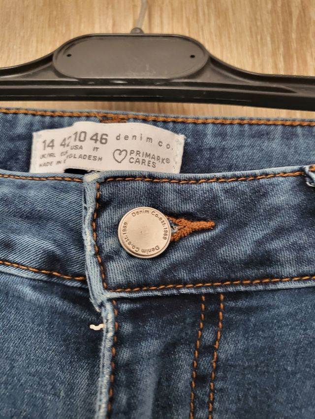 2 pantalones vaqueros: azul y blanco, talla 40