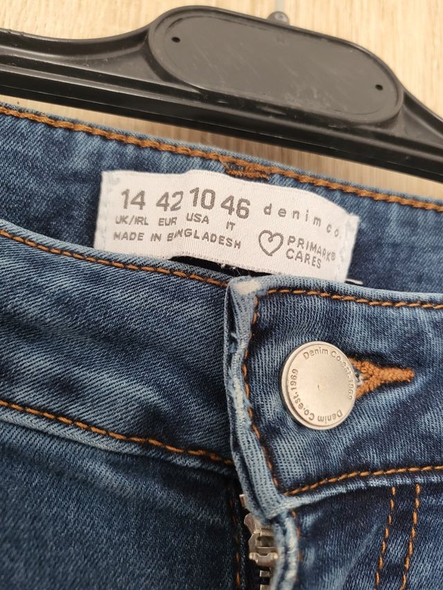 2 pantalones vaqueros: azul y blanco, talla 40