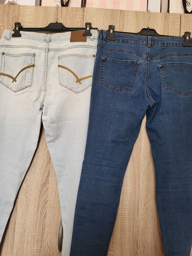 2 pantalones vaqueros: azul y blanco, talla 40