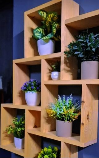 Estantería de madera marrón