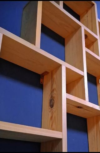 Estantería de madera marrón