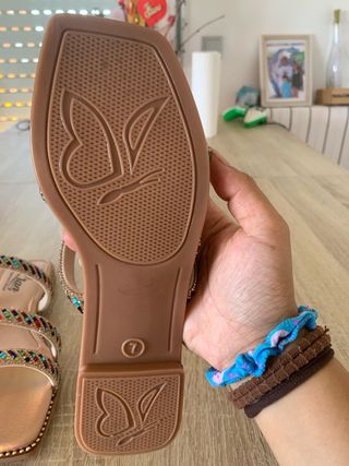Sandalias doradas multicolor