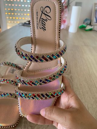 Sandalias doradas multicolor