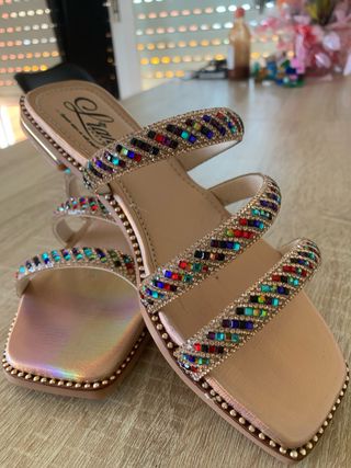 Sandalias doradas multicolor