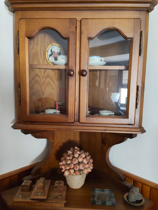 Rinconera de madera y cristal