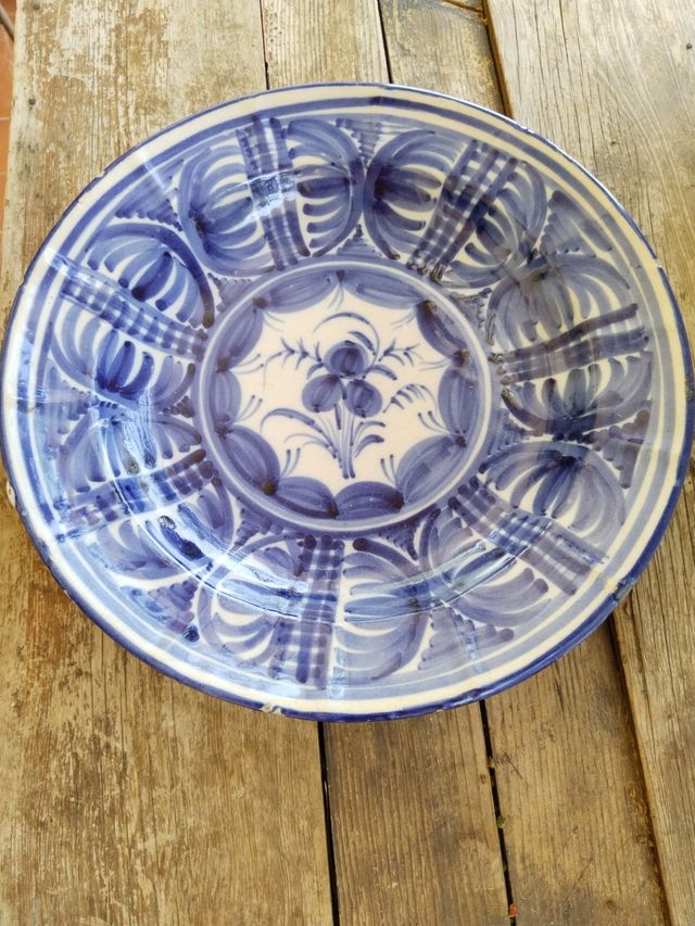 Plato antiguo en cerámica pintado a mano