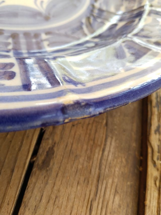 Plato antiguo en cerámica pintado a mano
