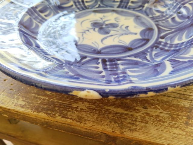 Plato antiguo en cerámica pintado a mano