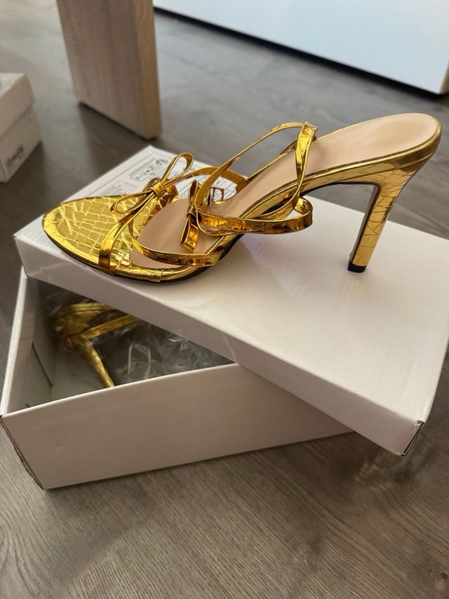 Tacones dorados nuevos