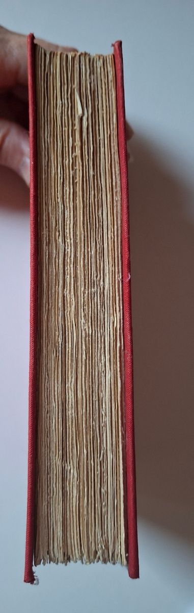 Libro antiguo sobre la Reina Victoria. 1934