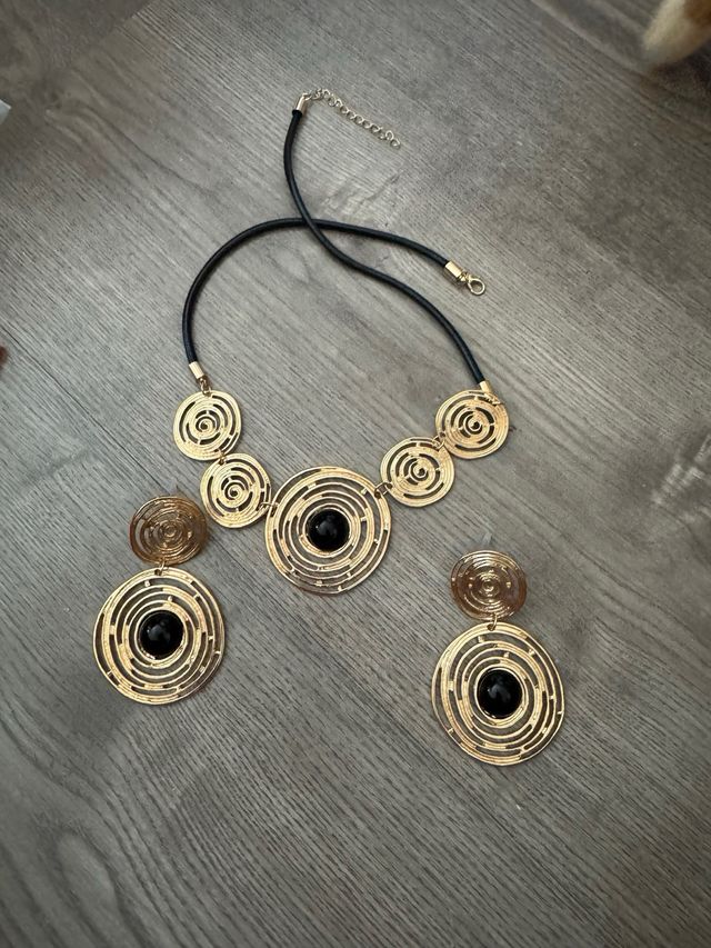 Collar y pendientes dorados