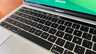 MacBook Pro 13” – Chip M1 – 8GB/256GB – En su caja