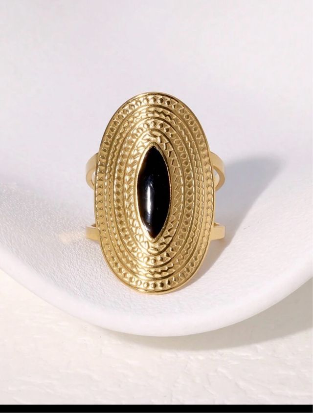 Anillo dorado con piedra negra