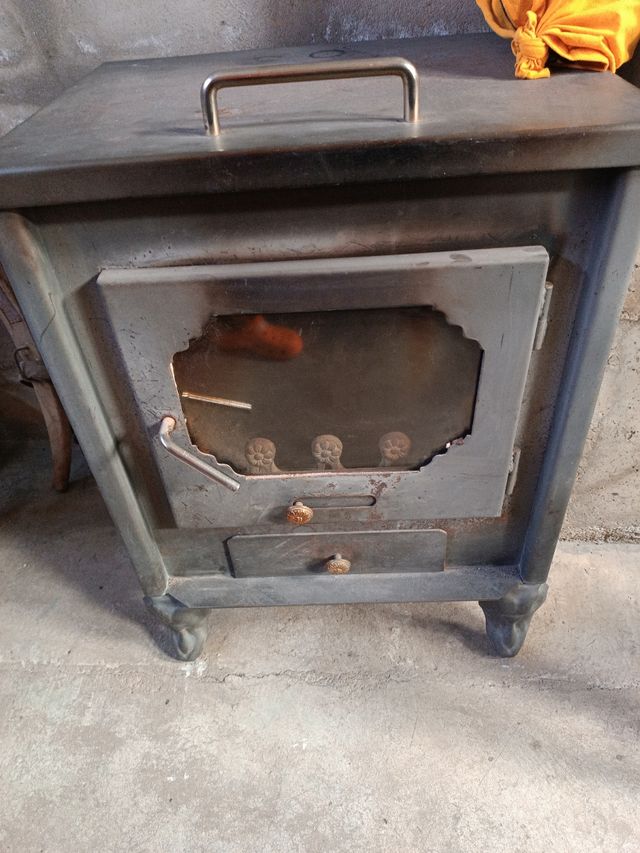 Estufa leña metal gris
