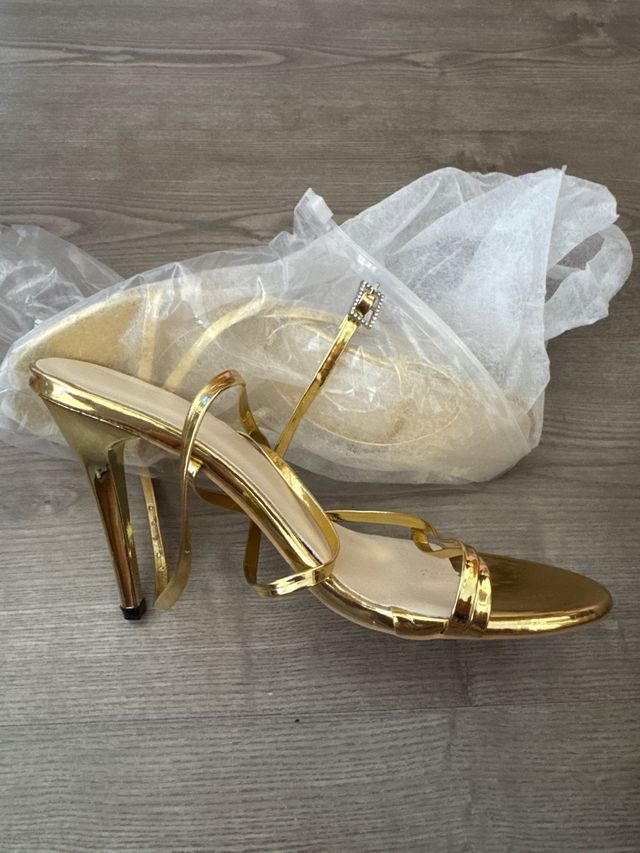 Sandalias doradas tacón alto