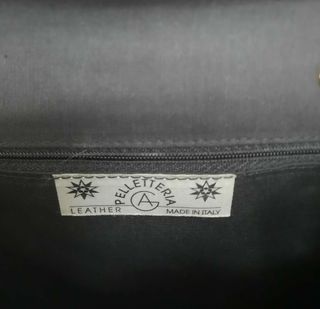 Borsa nera con tracolla a catena dorata