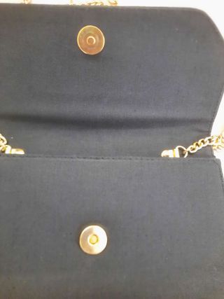 Borsa nera con tracolla a catena dorata