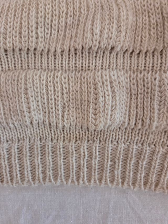 Suéter beige de punto, cuello alto y jersei rosa