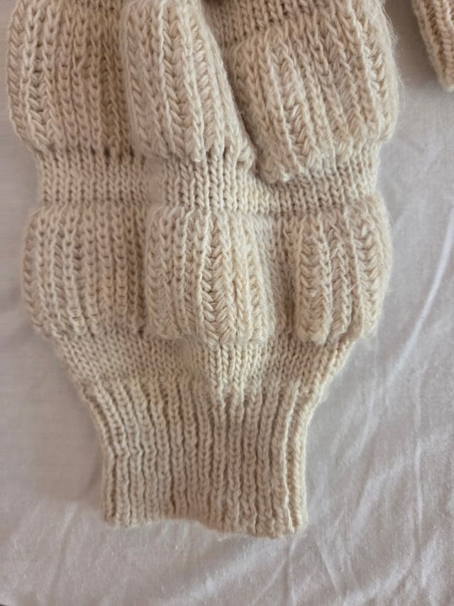 Suéter beige de punto, cuello alto y jersei rosa