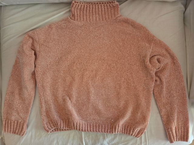 Suéter beige de punto, cuello alto y jersei rosa