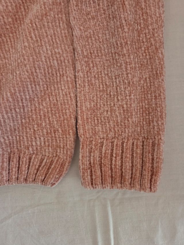 Suéter beige de punto, cuello alto y jersei rosa