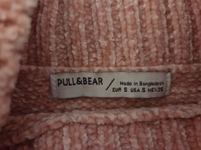 Suéter beige de punto, cuello alto y jersei rosa