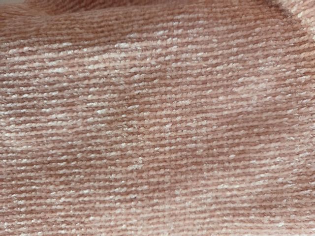 Suéter beige de punto, cuello alto y jersei rosa