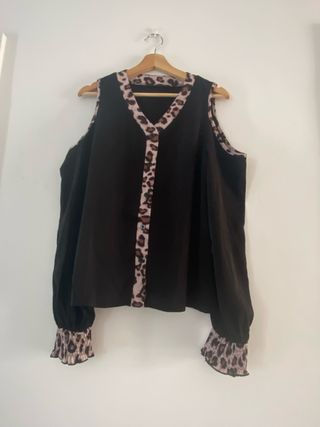 Blusa negra c/escote hombros talla L 