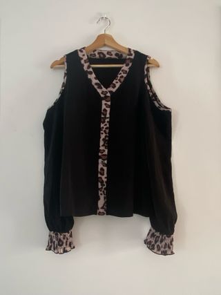 Blusa negra c/escote hombros talla L 