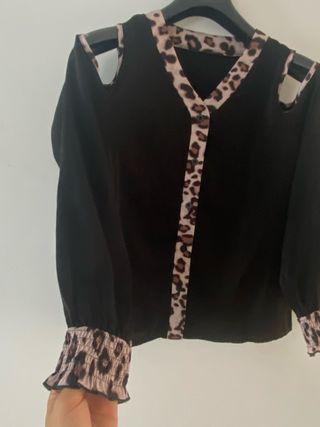 Blusa negra c/escote hombros talla L 