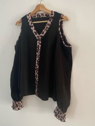 Blusa negra c/escote hombros talla L 