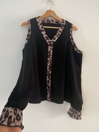Blusa negra c/escote hombros talla L 