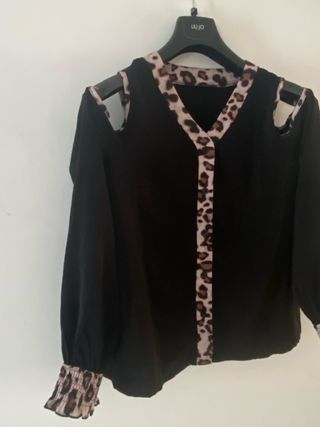 Blusa negra c/escote hombros talla L 