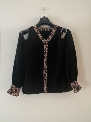 Blusa negra c/escote hombros talla L 